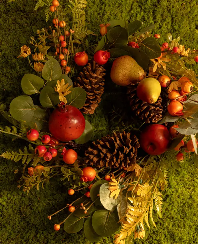 Centrotavola/ghirlanda con frutta e foliage autunnale