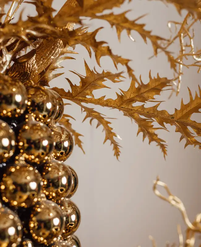Vasi decorativi con sfere dorate