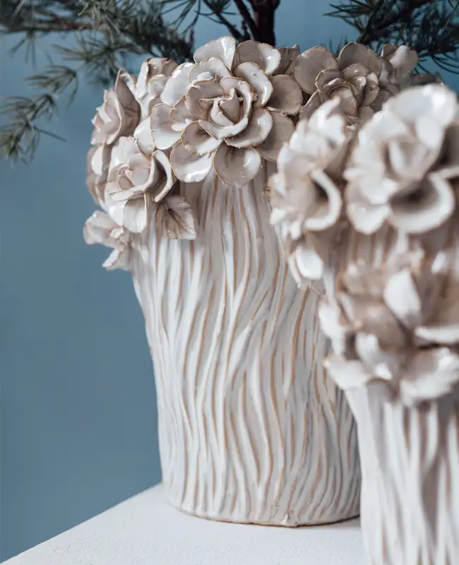 Vasi in ceramica con fiori in rilievo